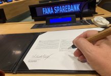 Fana Sparebank director signs UN aggreement.